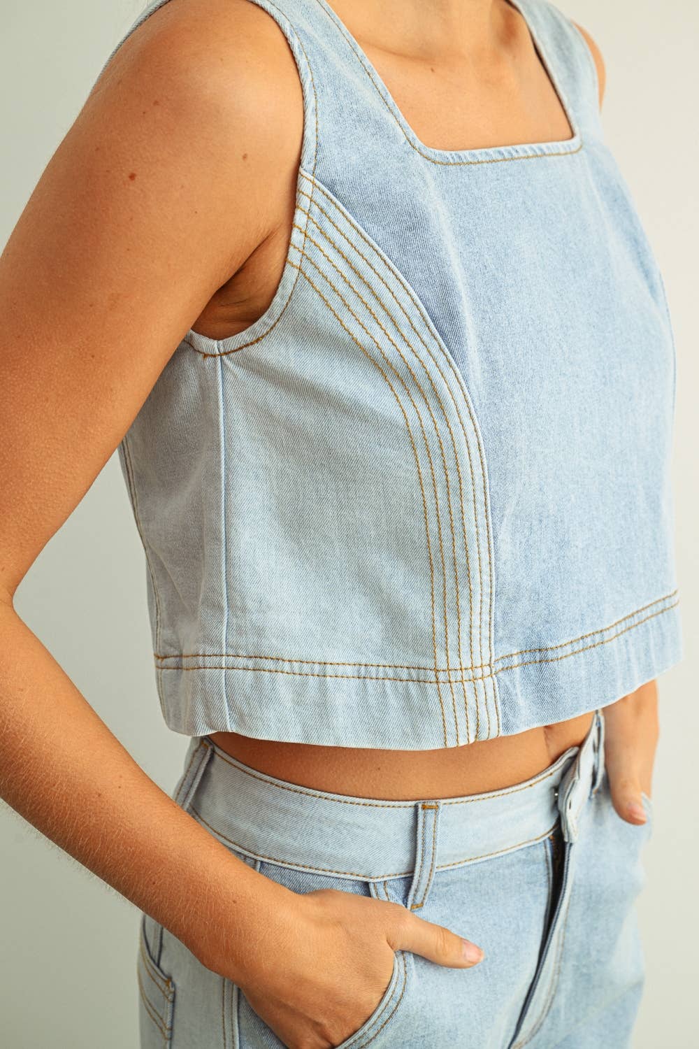 COLOR BLOCKED SLEEVELESS TOP DENIM