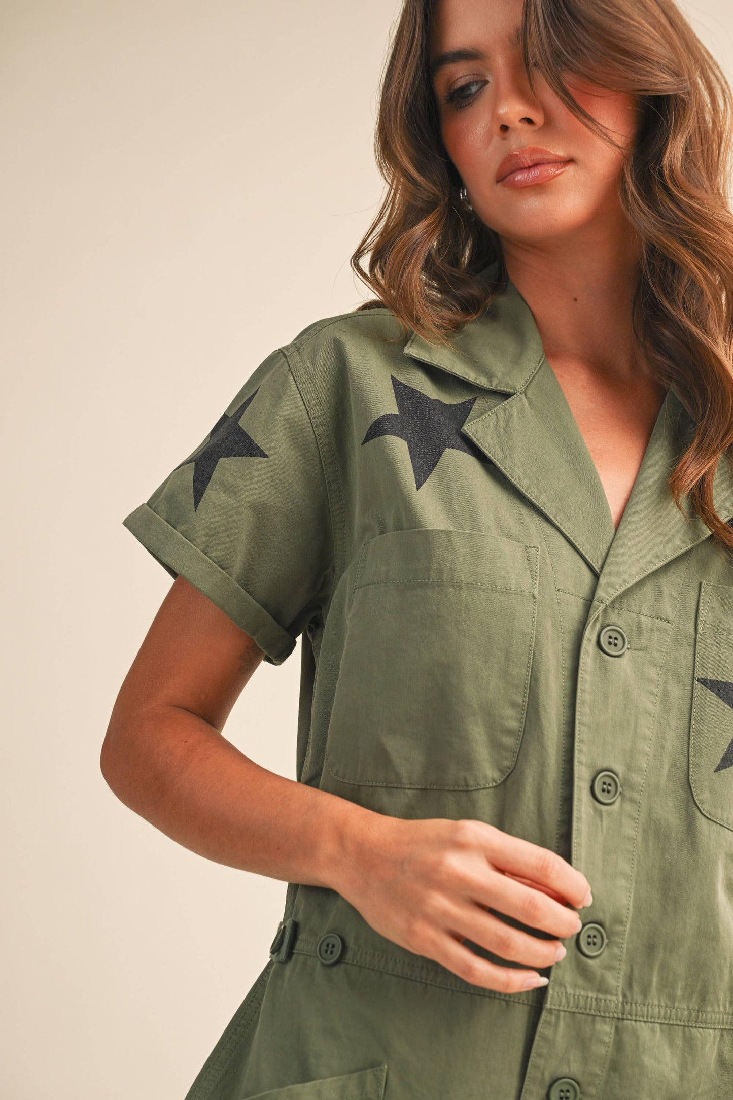 CONTRAST STAR PRINTED SHORT SLEEVE JUMPSUIT: OLIVE / M