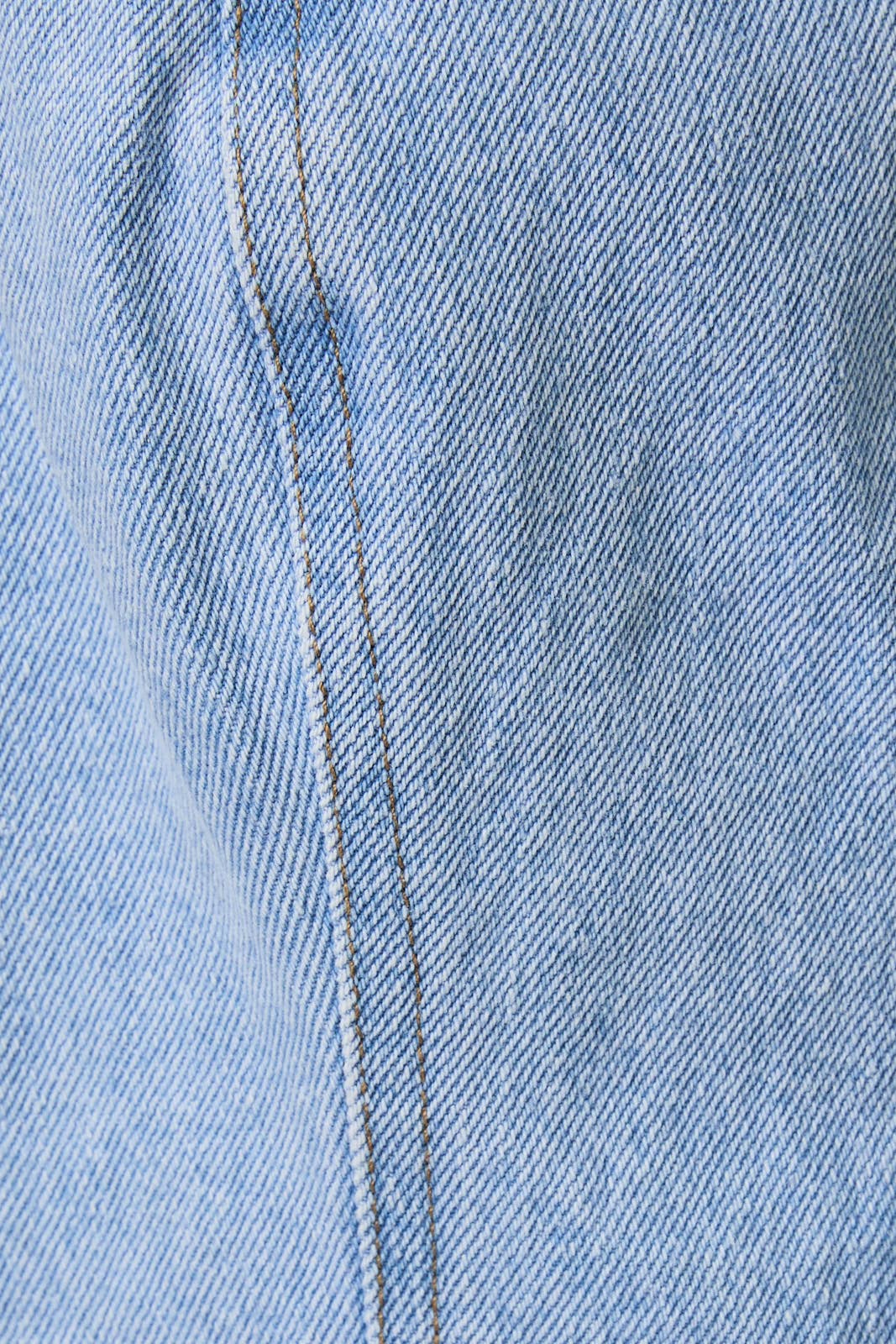 SLEEVELESS SHIRRED ROMPER: LT DENIM