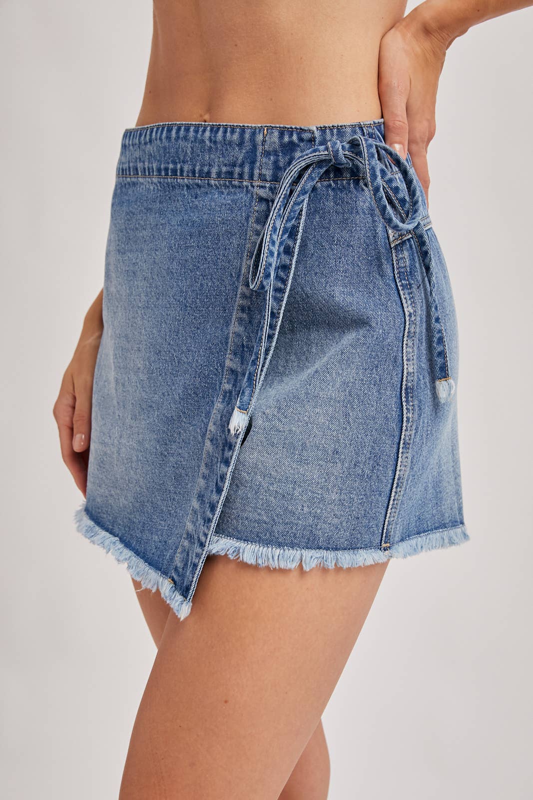 DENIM OVERLAPPING FRONT SKORT: LT.WASH
