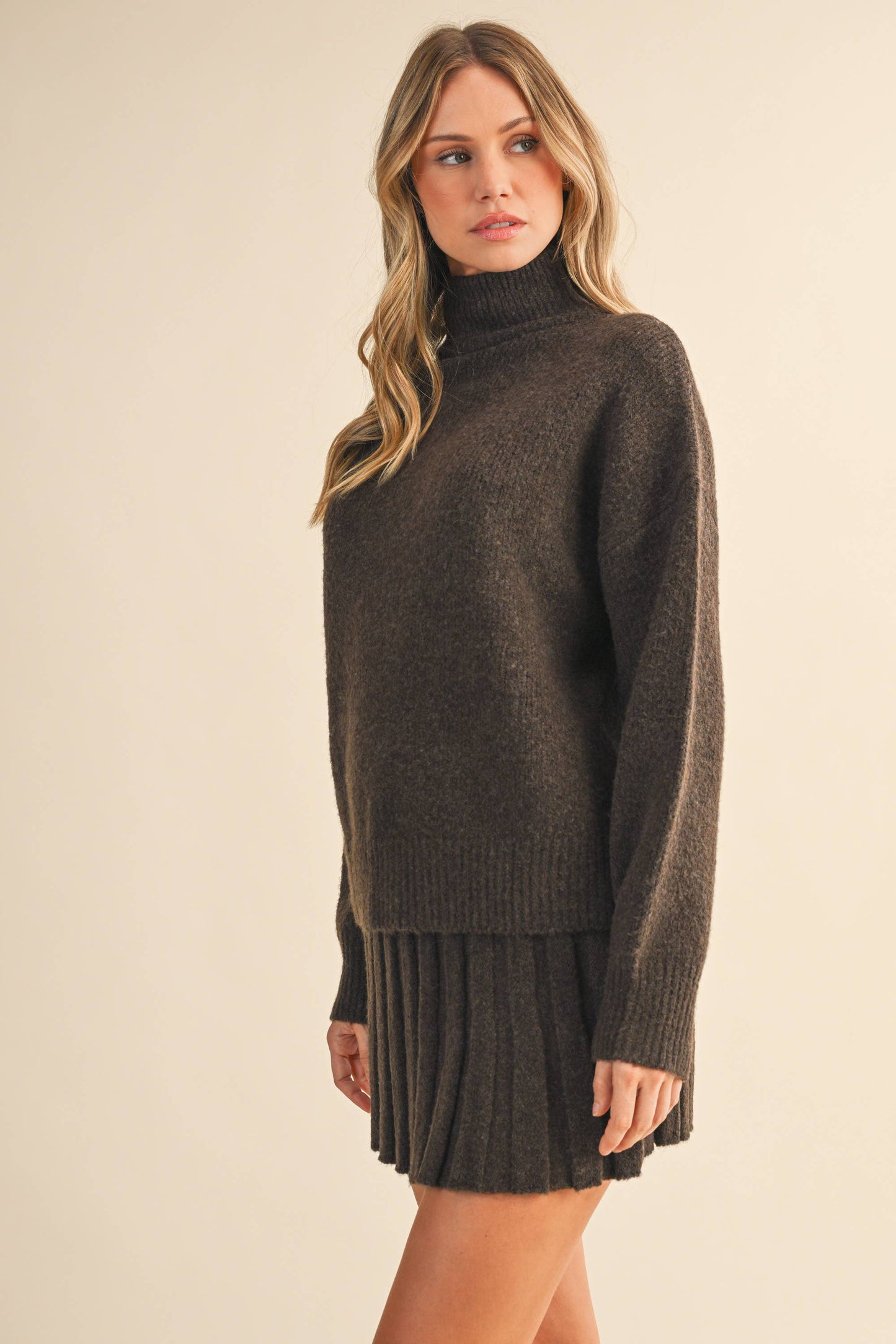 IST6179 TURTLENECK PULLOVER SWEATER AND PLEATED SKIRT SET: CREAM