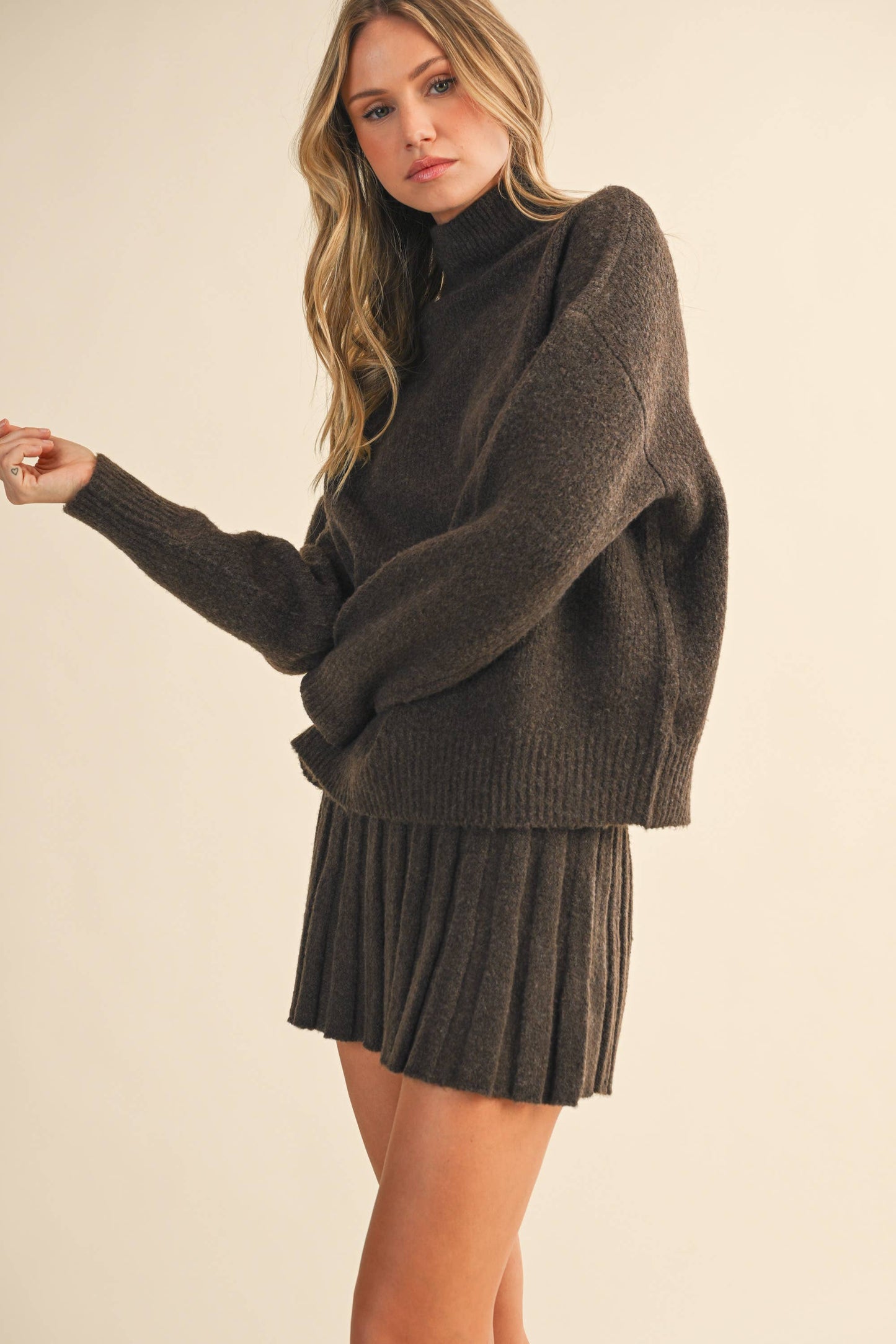 IST6179 TURTLENECK PULLOVER SWEATER AND PLEATED SKIRT SET: CREAM