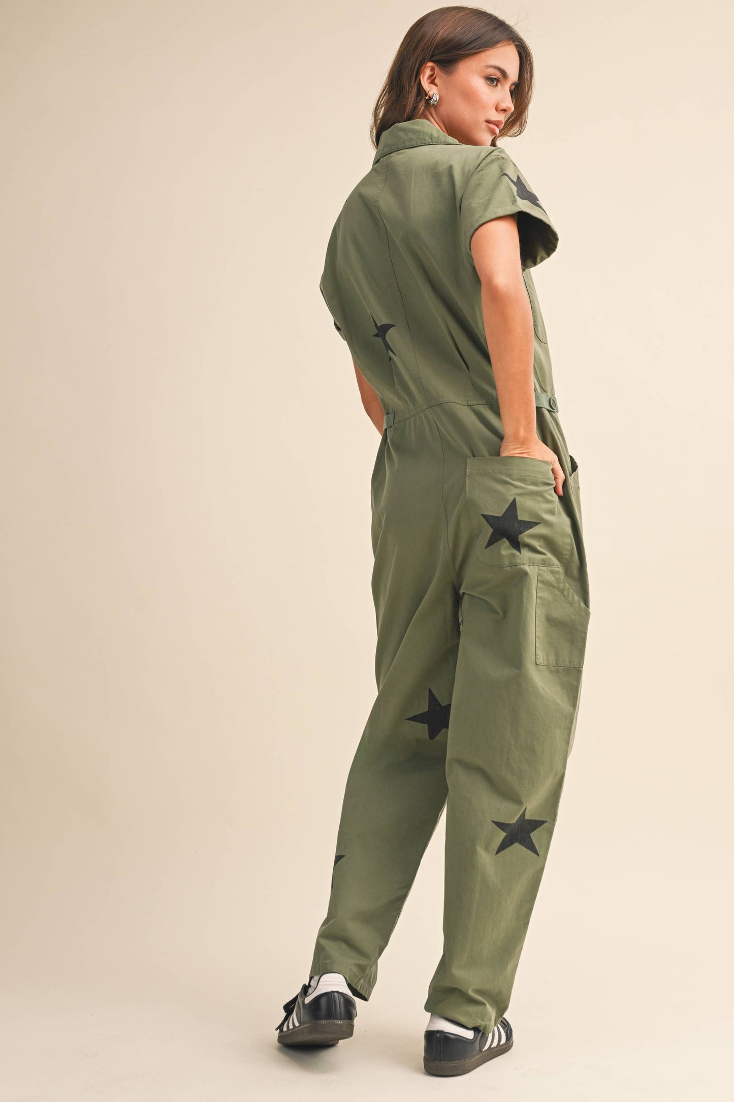 CONTRAST STAR PRINTED SHORT SLEEVE JUMPSUIT: OLIVE / L