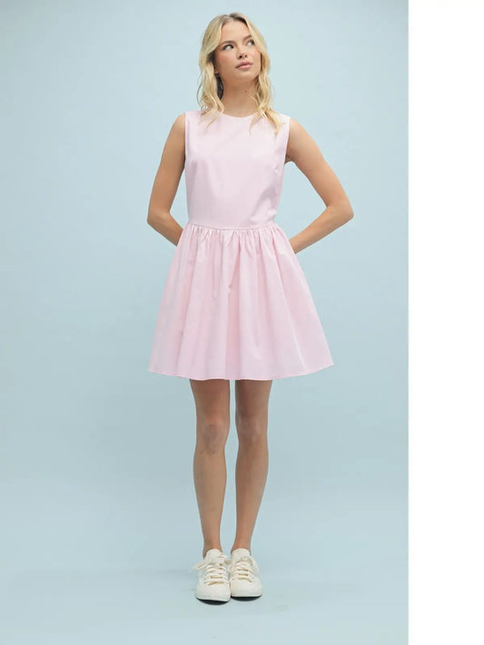 Woman wearing a light pink dress