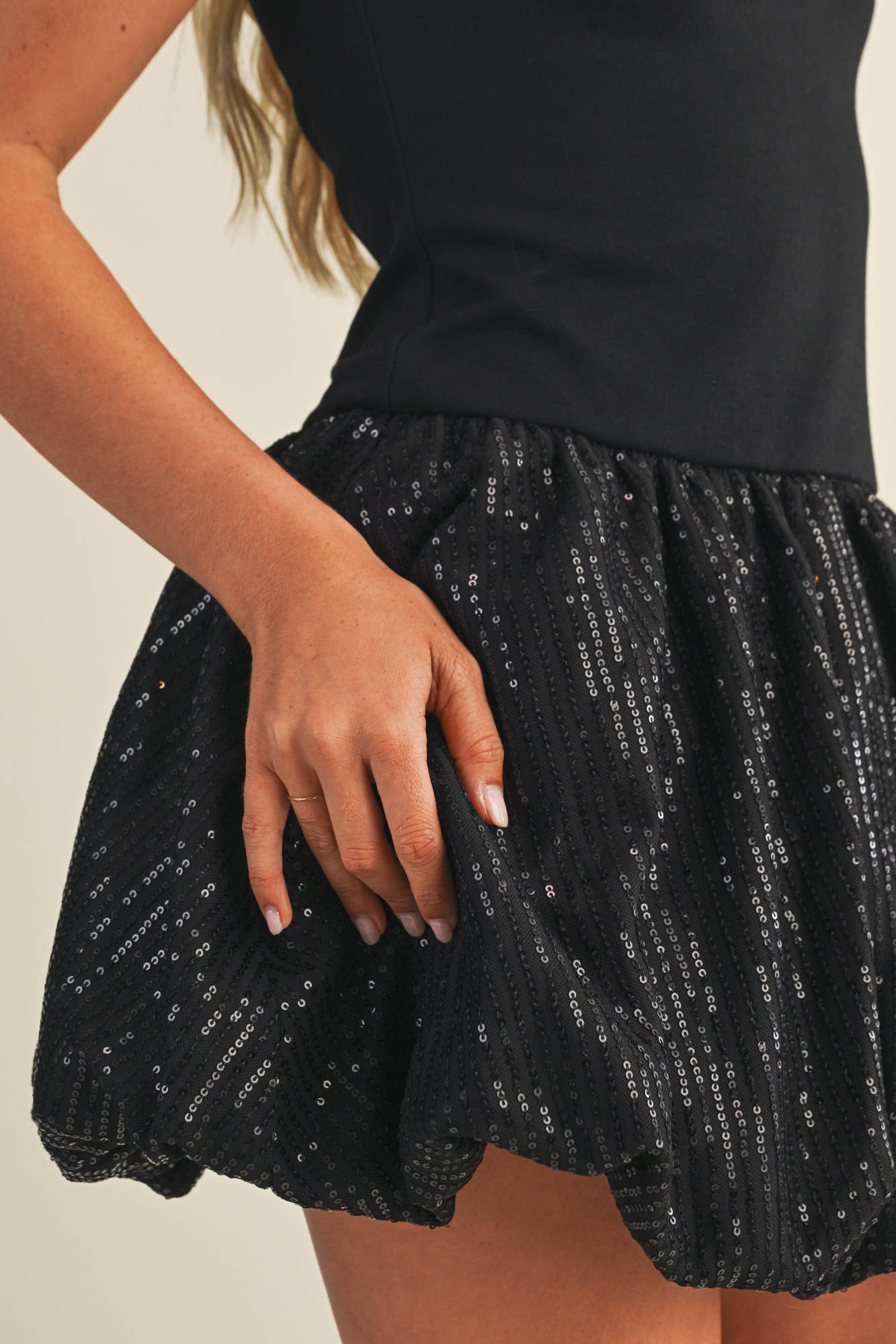 SEQUINS BALLON DRESS: Black