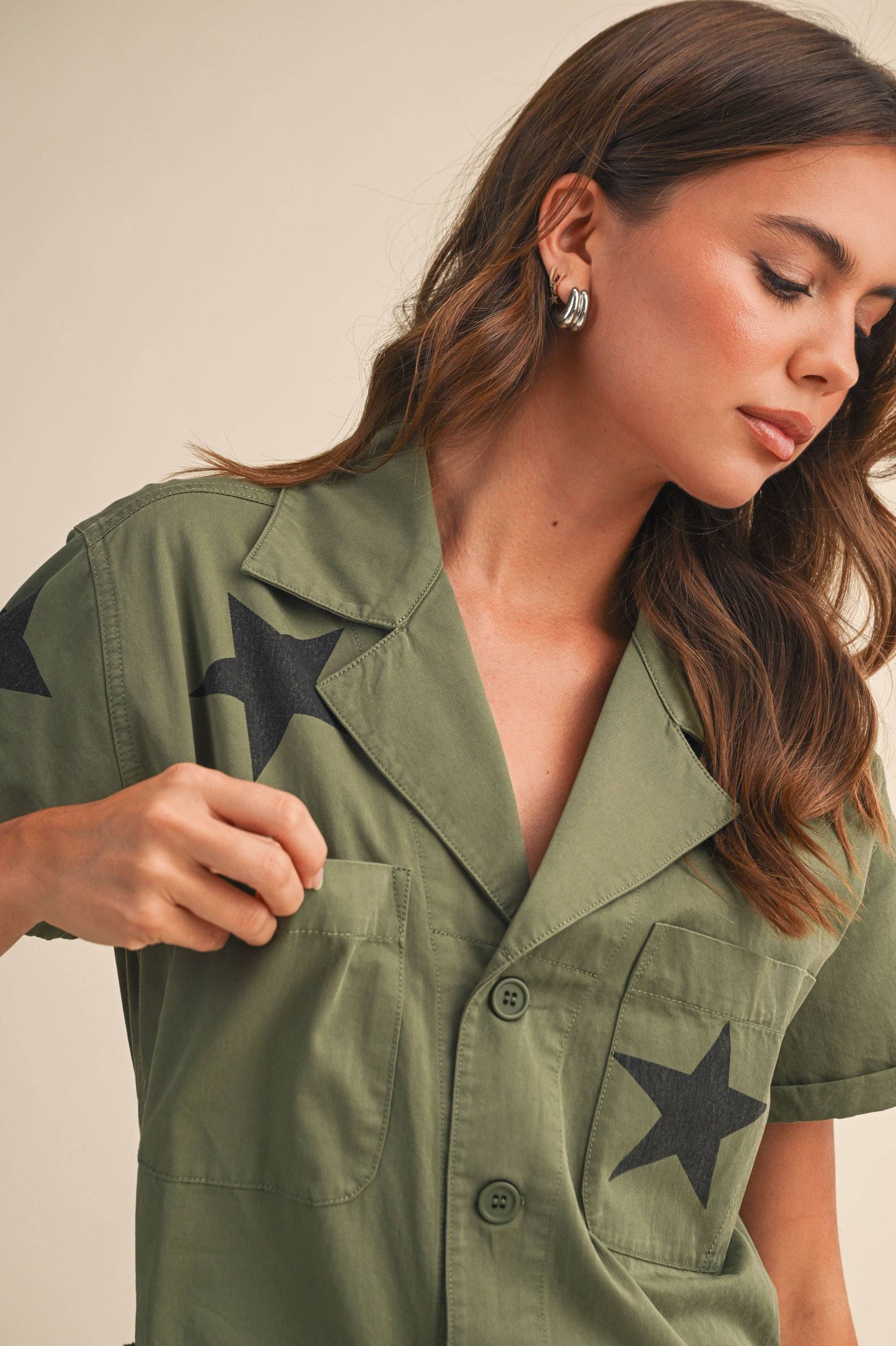 CONTRAST STAR PRINTED SHORT SLEEVE JUMPSUIT: OLIVE / L