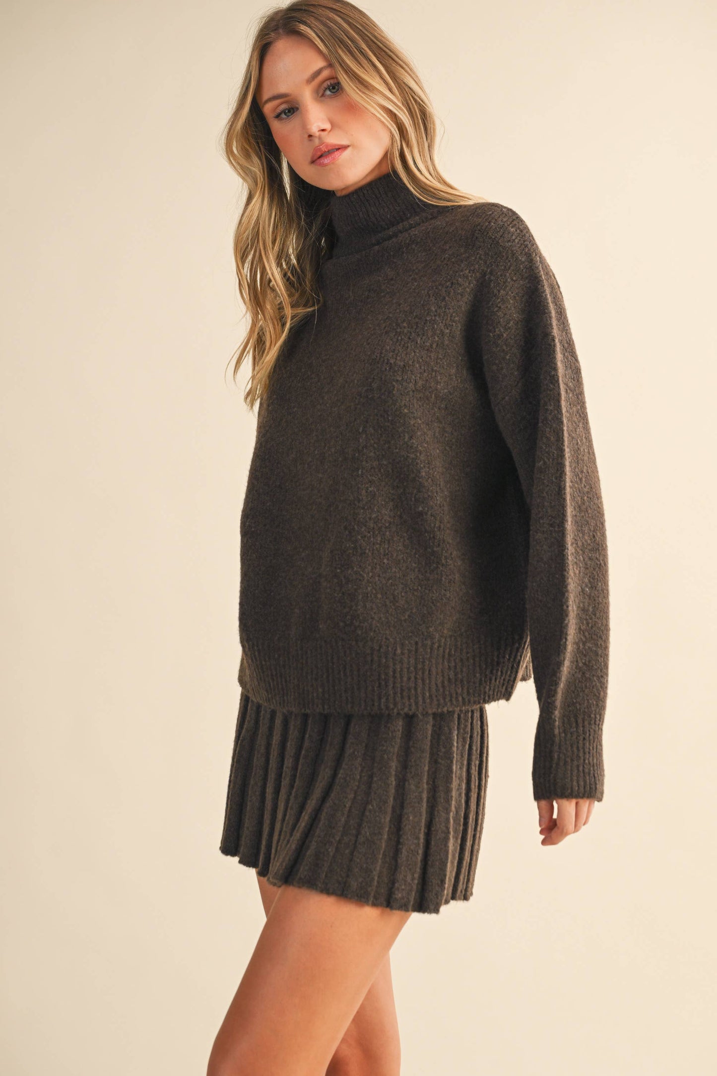IST6179 TURTLENECK PULLOVER SWEATER AND PLEATED SKIRT SET: CREAM