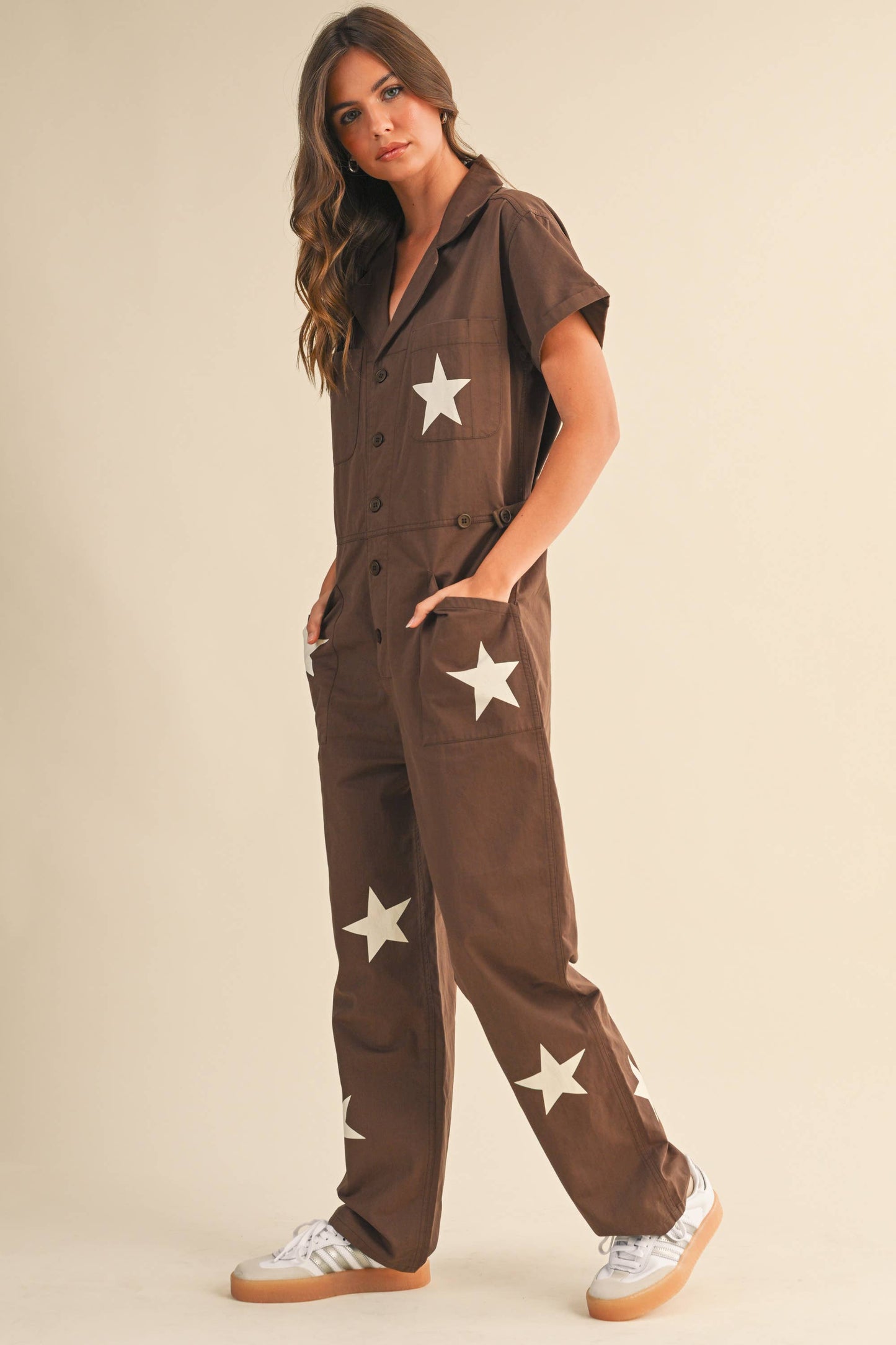 CONTRAST STAR PRINTED SHORT SLEEVE JUMPSUIT: OLIVE / L