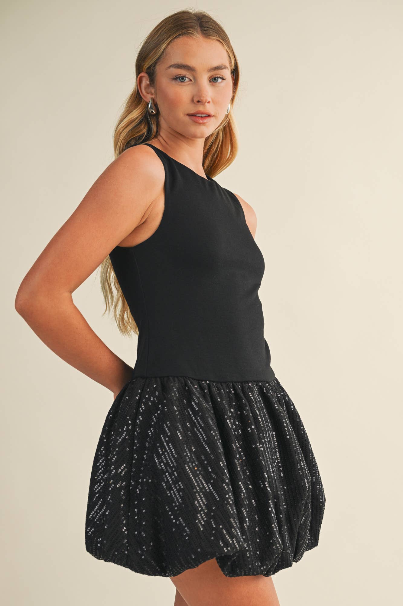 SEQUINS BALLON DRESS: Black