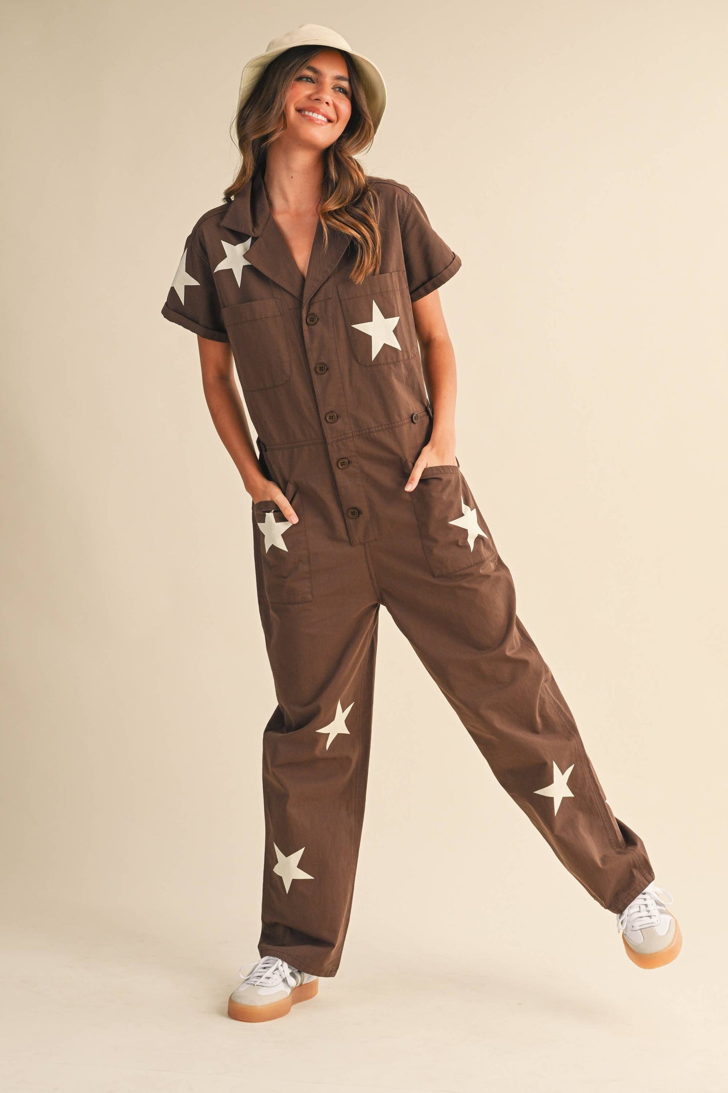 CONTRAST STAR PRINTED SHORT SLEEVE JUMPSUIT: OLIVE / M