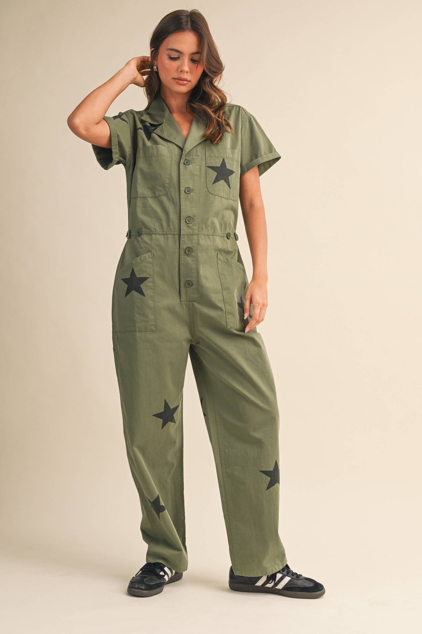 CONTRAST STAR PRINTED SHORT SLEEVE JUMPSUIT: OLIVE / L