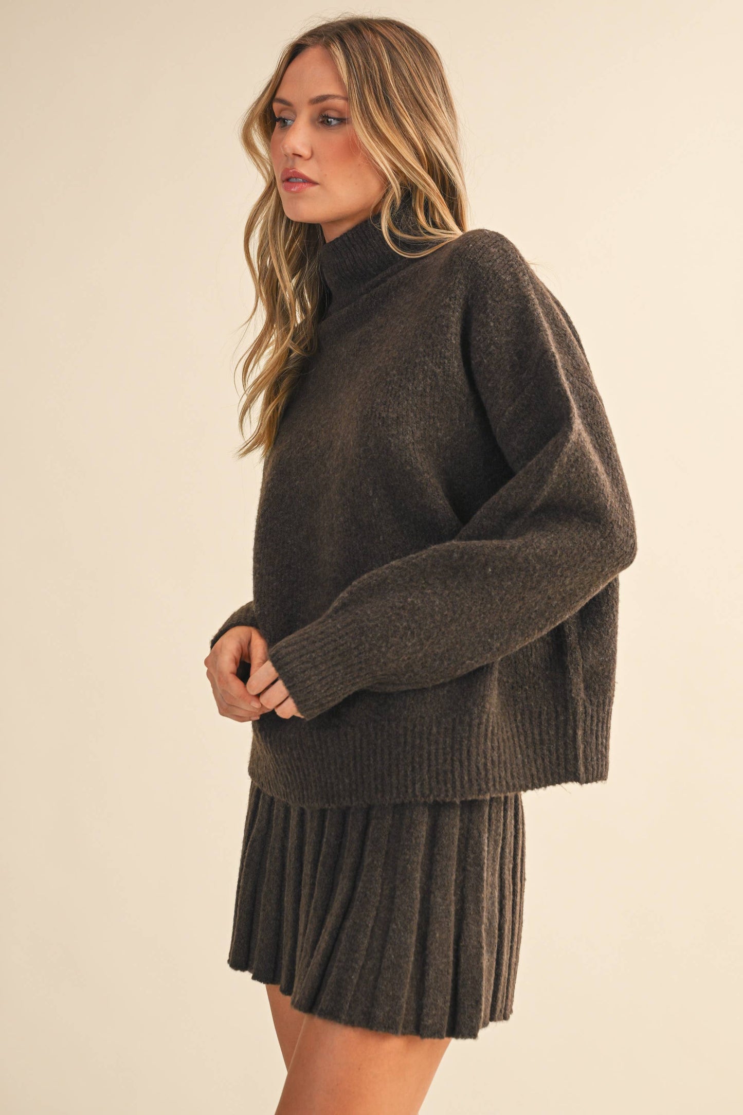 IST6179 TURTLENECK PULLOVER SWEATER AND PLEATED SKIRT SET: CREAM