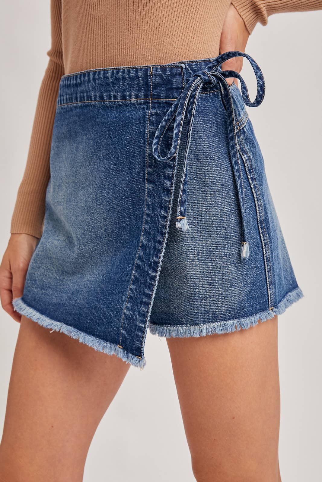 DENIM OVERLAPPING FRONT SKORT: LT.WASH