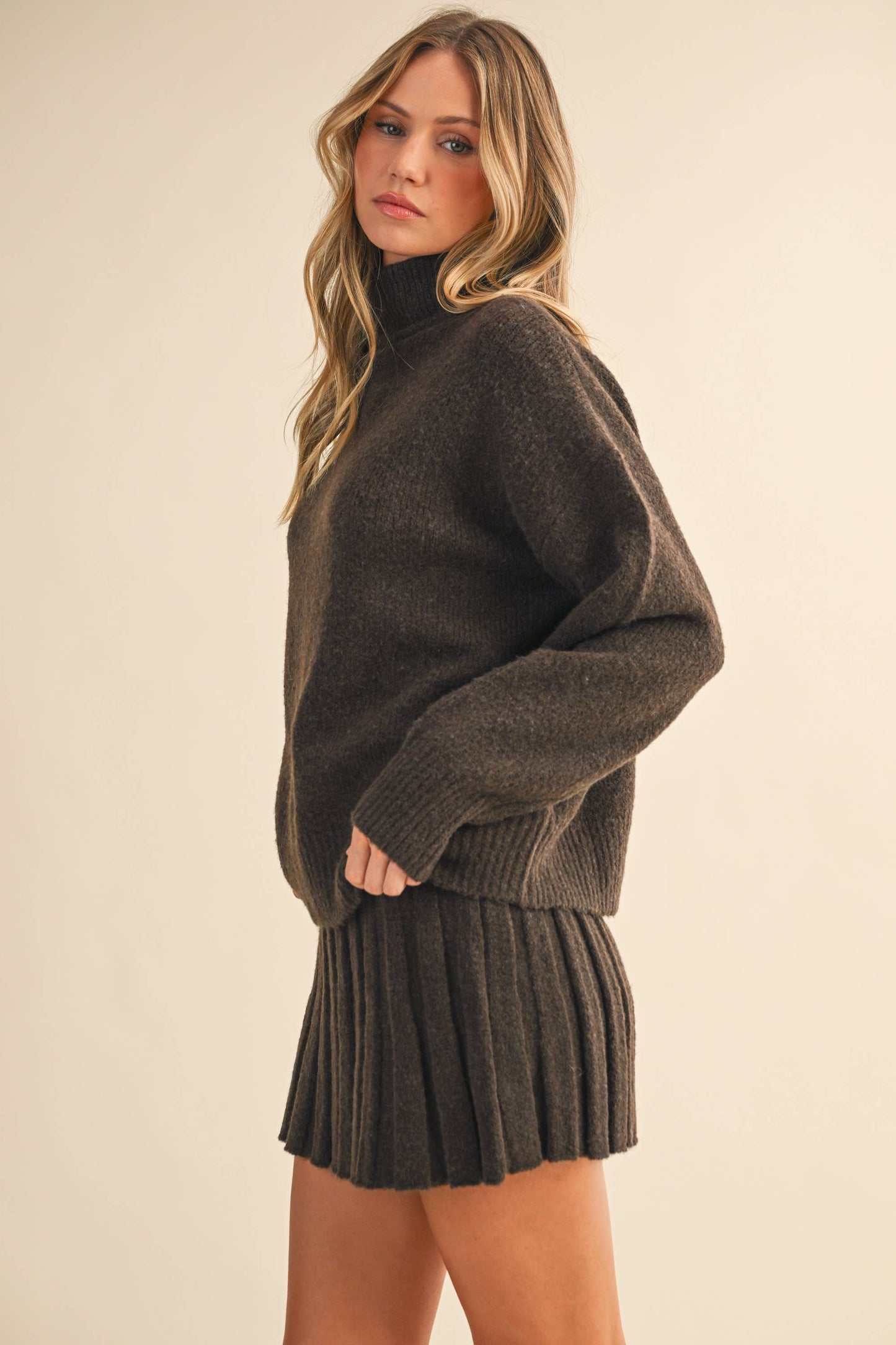 IST6179 TURTLENECK PULLOVER SWEATER AND PLEATED SKIRT SET: CREAM