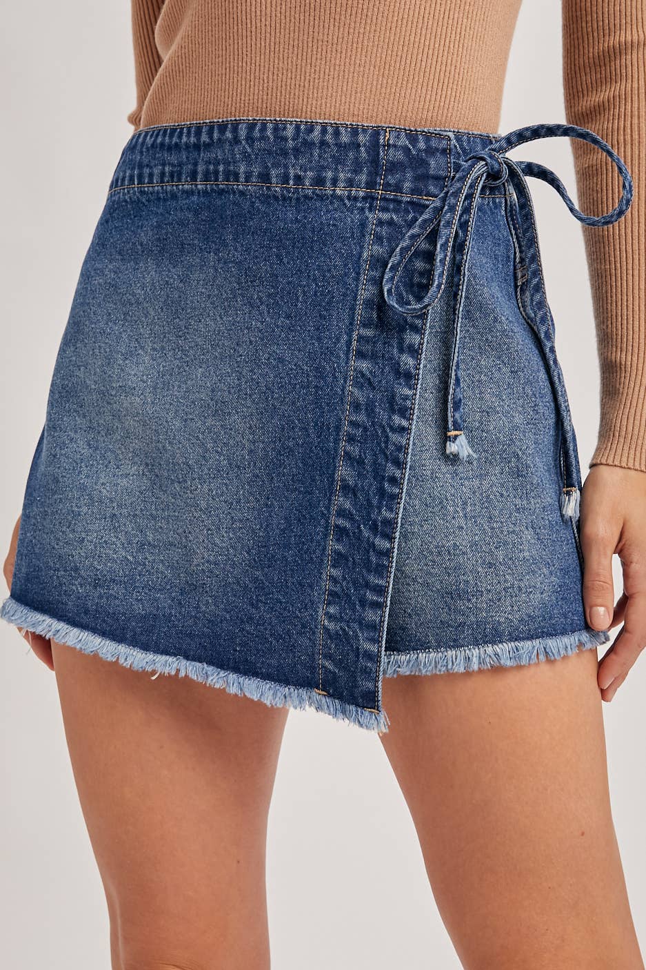 DENIM OVERLAPPING FRONT SKORT: LT.WASH