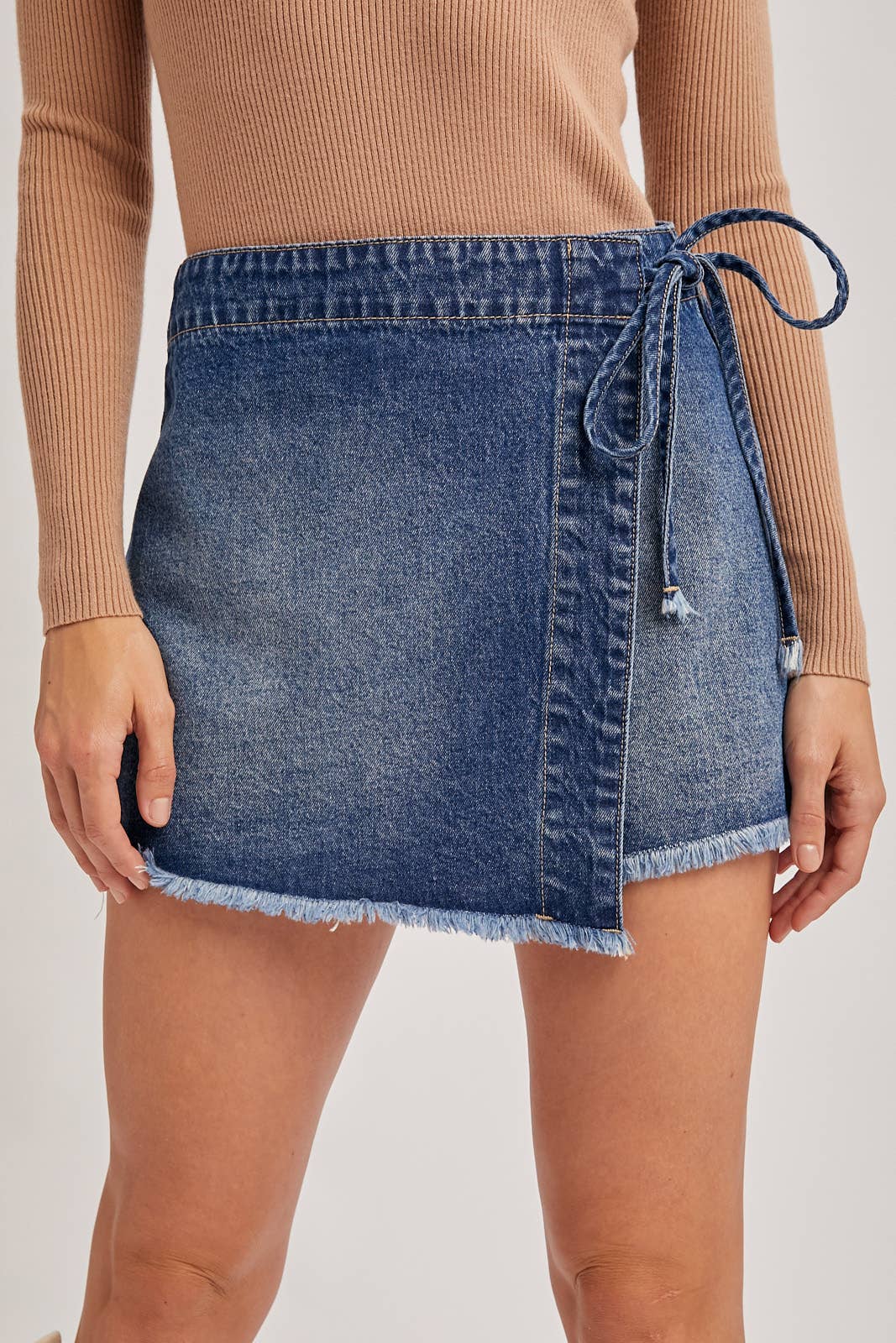 DENIM OVERLAPPING FRONT SKORT: LT.WASH