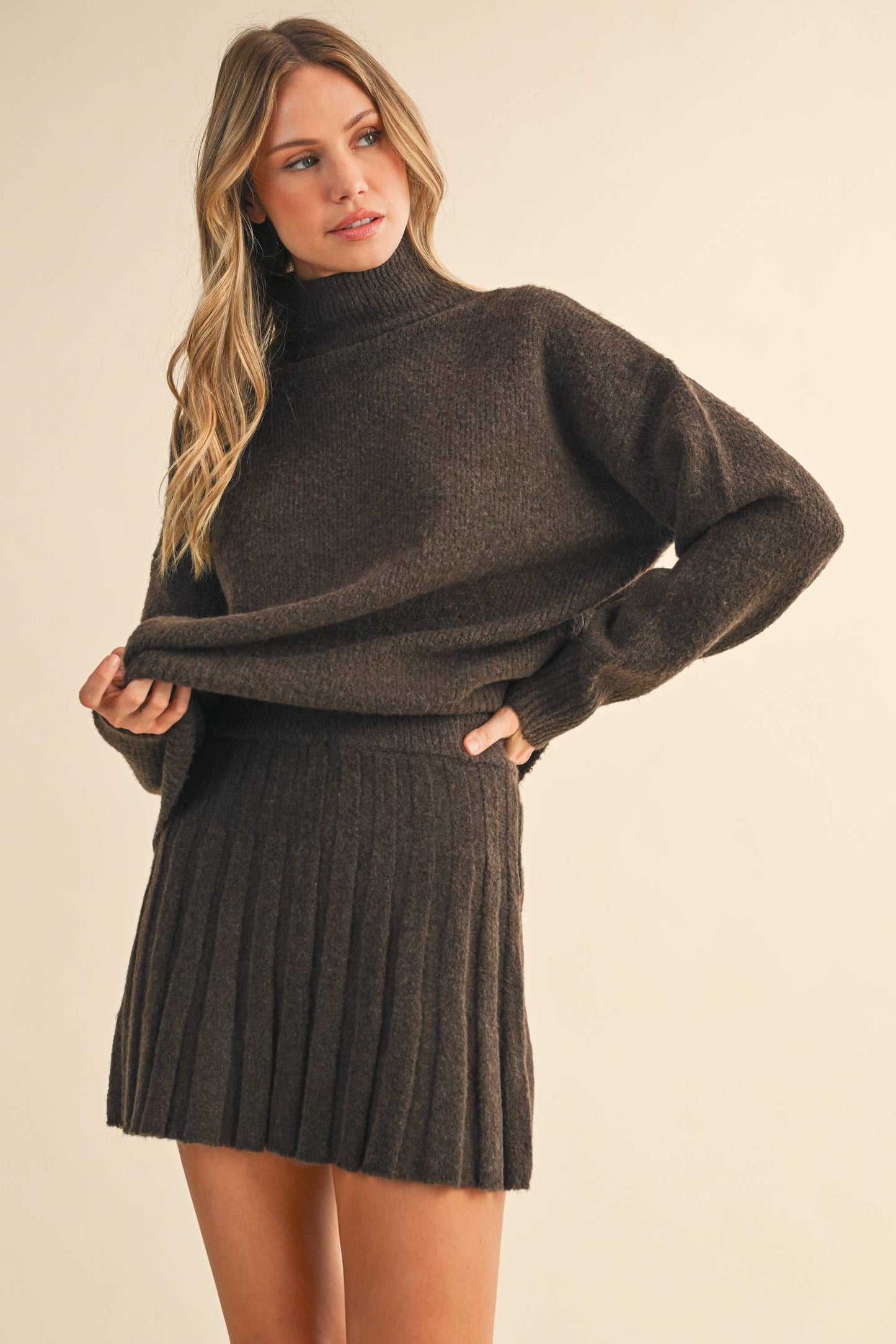 IST6179 TURTLENECK PULLOVER SWEATER AND PLEATED SKIRT SET: CREAM