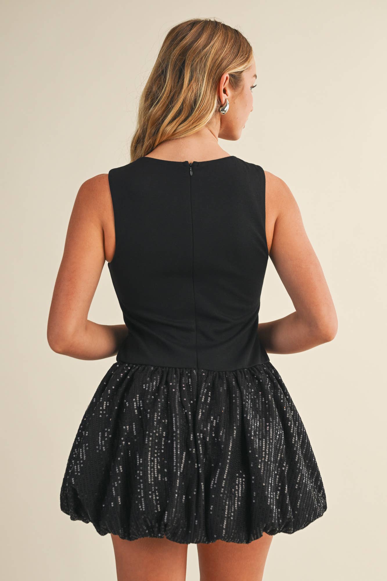 SEQUINS BALLON DRESS: Black