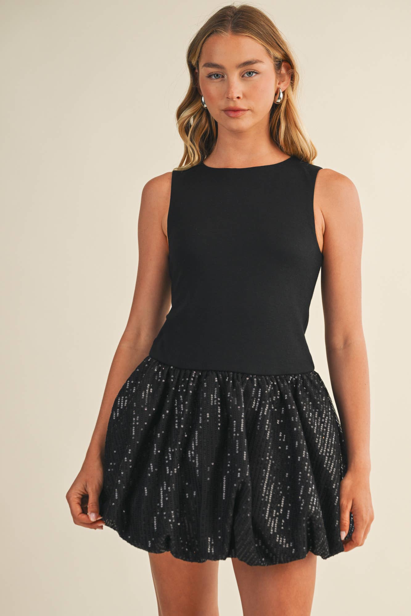 SEQUINS BALLON DRESS: Black